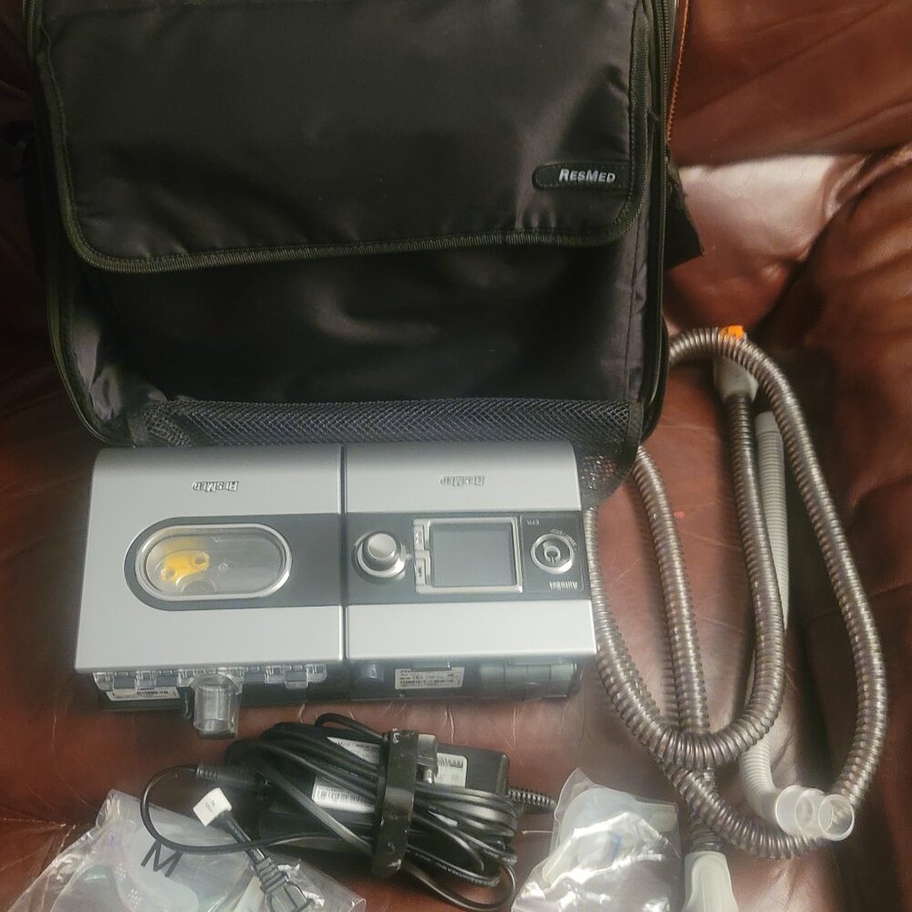 RESMED S9 W/ H5I HUMIDIFIER CPAP W/ CASE (8482 MACHINE RUN HOURS) W/ ACCESSORIES